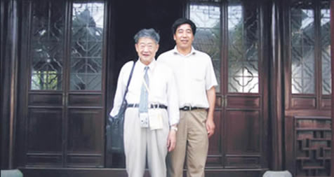 國家文物局古建筑專家組組長、中國文物學(xué)會(huì)會(huì)長羅哲文與思成古建董事長朱興男合影